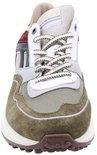 Vooraanzicht van een groen-bruine sneaker met veters en Floris van Bommel label op de tong.