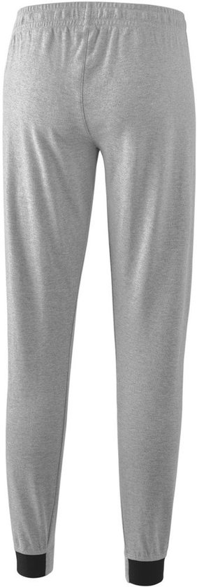 Lichtgrijze sweatbroek met zwarte enkelboorden.