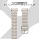 Twee crèmekleurige siliconen horlogebandjes met golvend patroon, een met perforaties, de andere met gesp.