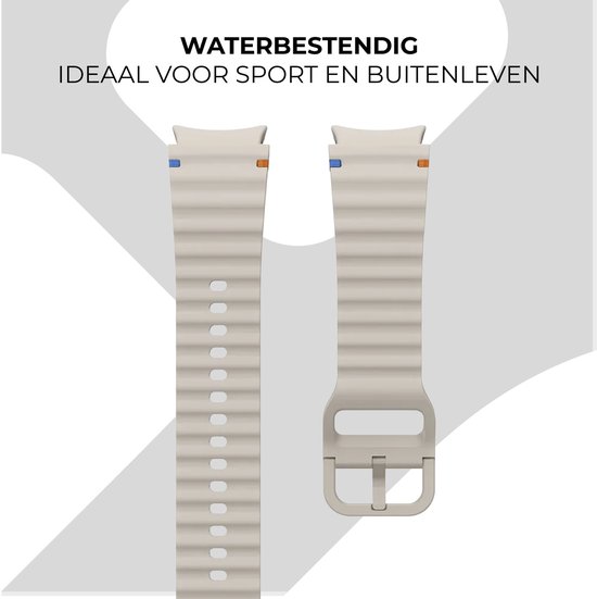 Twee crèmekleurige siliconen horlogebandjes met golvend patroon, een met perforaties, de andere met gesp.