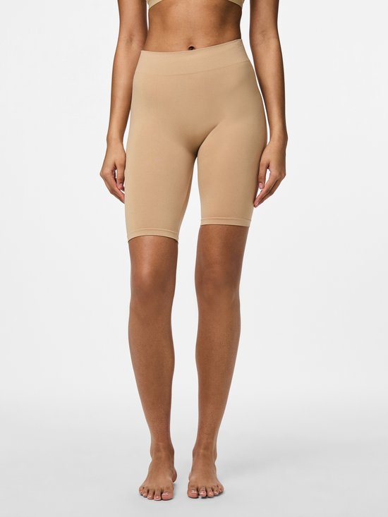 Model met huidskleurige fietsshort.