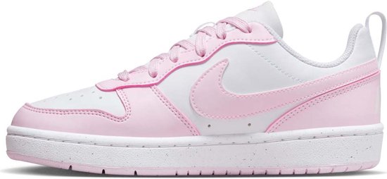 Zijaanzicht van de witte en roze Nike Court Borough low sneaker met veters.