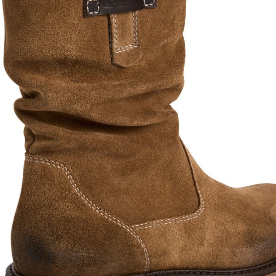 Detail van de bruine suède Tamaris laars met rimpels en stiksels.
