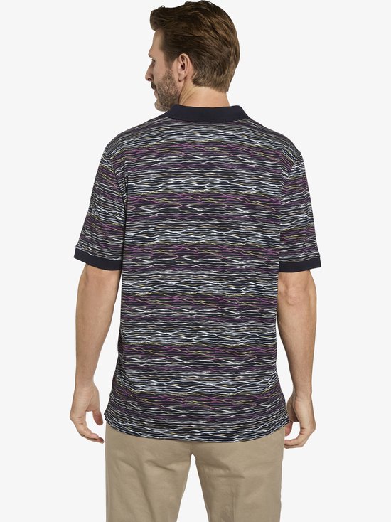 Man van achteren met donkerblauwe polo met veelkleurig streepdessin en beige broek.