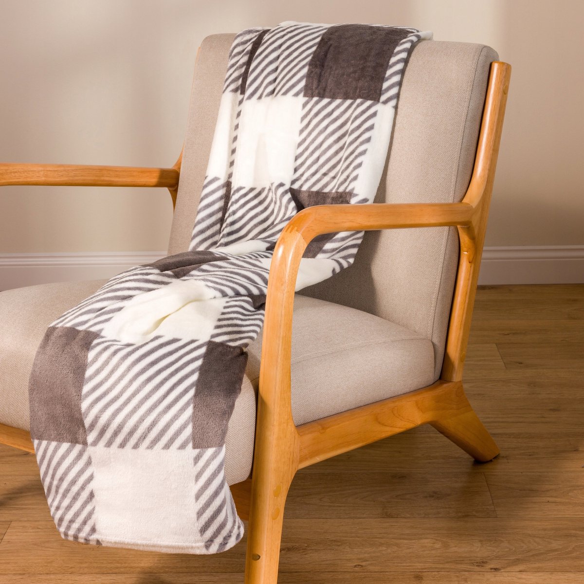 Zachte plaid CHECKER 150x200 cm in crème-grijs ruitpatroon