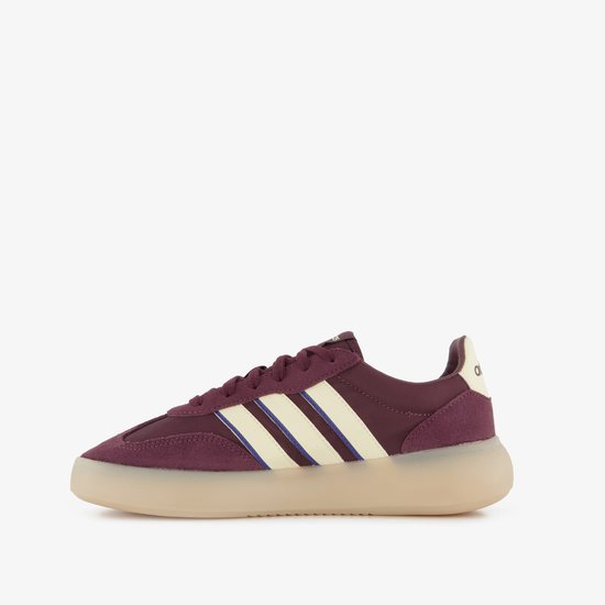 Bordeauxrode sneaker met beige en blauwe strepen, beige zool.