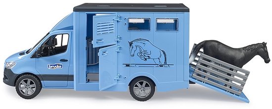 Lichtblauwe Bruder paardenwagen met open deuren en laadklep. Een paard staat op de laadklep.