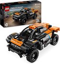 LEGO Technic NEOM McLaren Extreme E Team raceauto met oranje en zwarte details en 'Pull Back' functie.