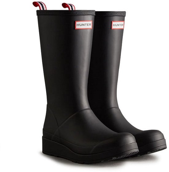Zwarte Hunter regenlaarzen met rode, witte en zwarte lussen en Hunter-logo.