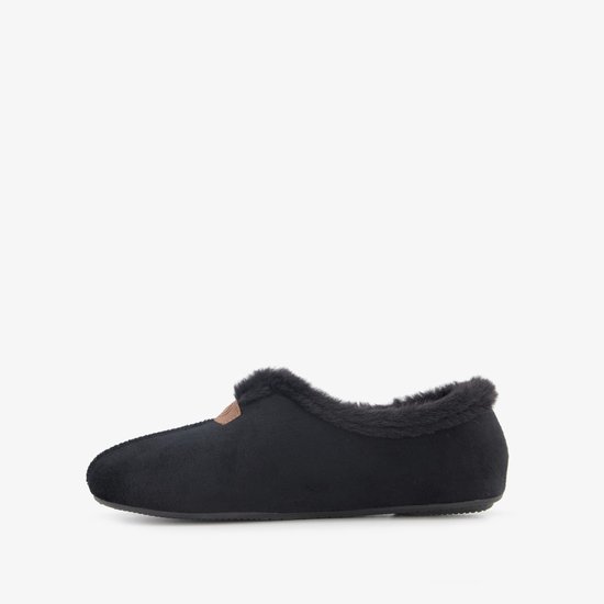 Zwarte pantoffel met imitatiebont voering en bruin label aan de zijkant, gezien vanaf de zijkant.