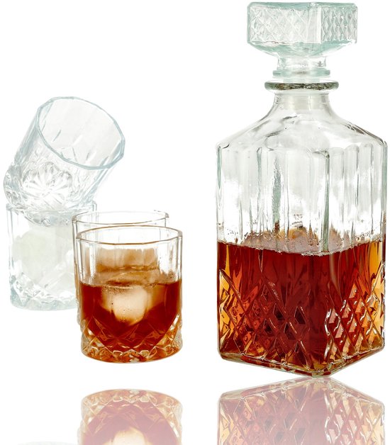 Gedetailleerde glazen whisky karaf met diamantpatroon, gevuld met amberkleurige drank, en vier glazen met ijs. Glanzende achtergrond.