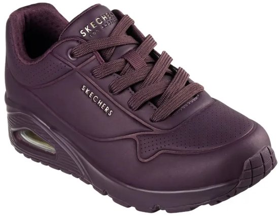 Sneaker Skechers UNO bordeaux avec lacets, perforations et amorti à air visible.