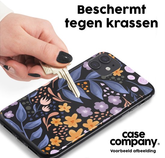 Hand toont een sleutel die de achterkant van een telefoonhoes met bloemenprint raakt.