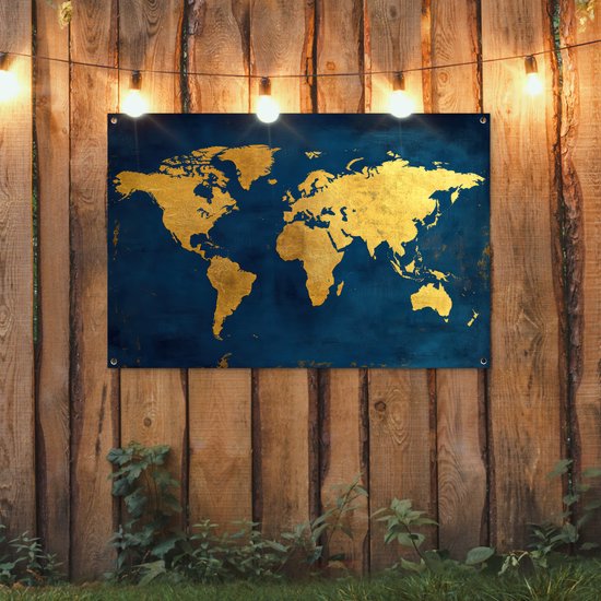 Carte du monde dorée sur fond bleu foncé, accrochée à une clôture en bois avec un éclairage d'ambiance.