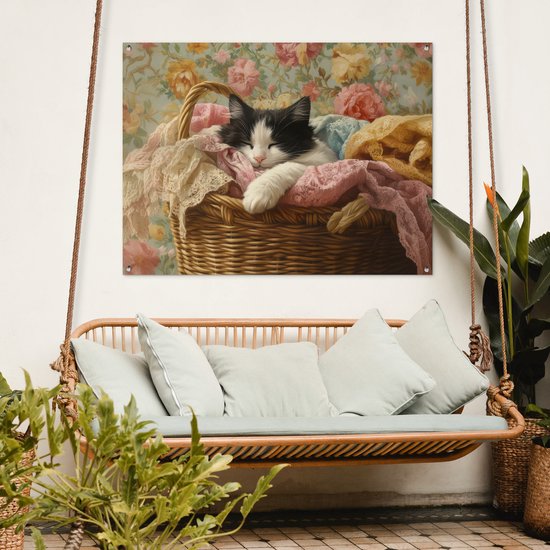 Tuinposter 120x90 cm - Tuindecoratie Kat - Bloemenprint - Rieten mand - Poster voor in de tuin - Buiten decoratie - Schutting tuinschilderij - Tuindoek muurdecoratie - Wanddecoratie balkondoek