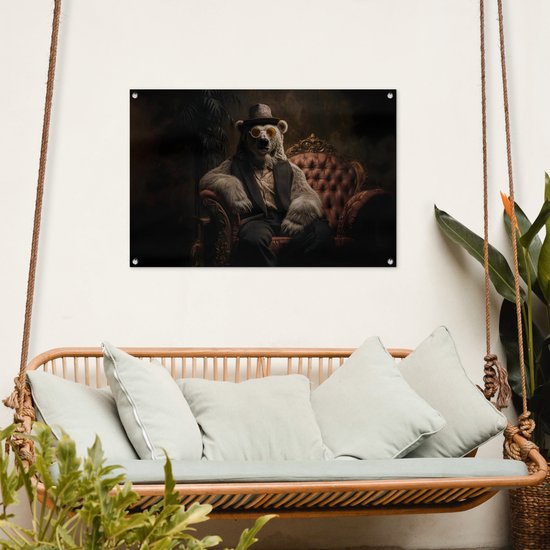 Tuinposter 90x60 cm - Tuindecoratie Ijsbeer - Hoed - Bril - Stoel - Poster voor in de tuin - Buiten decoratie - Schutting tuinschilderij - Tuindoek muurdecoratie - Wanddecoratie balkondoek
