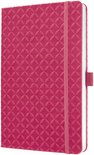 Een felroze notitieboek met een reliëf geometrisch patroon en een elastische band.