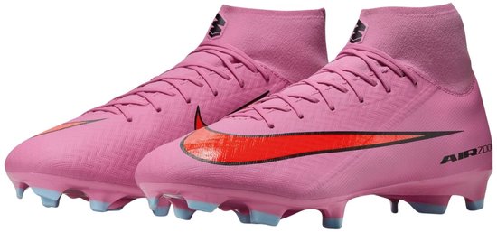 Roze Nike voetbalschoenen met rode swoosh, zwarte accenten en lichtblauwe zool.