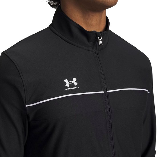 Detail van de kraag en borst van een zwarte trainingsjas met Under Armour logo en witte streep.