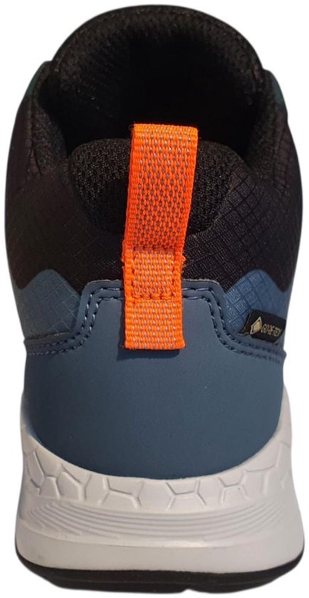 Achterkant van een donkerblauwe en zwarte sneaker met oranje lus.