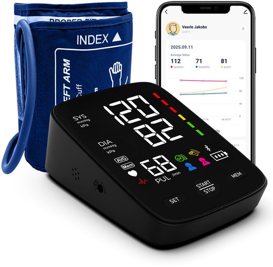 Digitale bloeddrukmeter met grote cijfers (120/82) en hartslag (68). Inclusief blauwe bloeddrukband en smartphone met app.