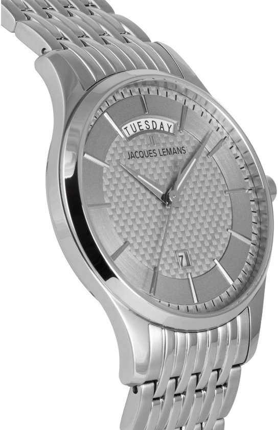 Zilverkleurig herenhorloge met datumvenster, gezien vanuit de zijkant.