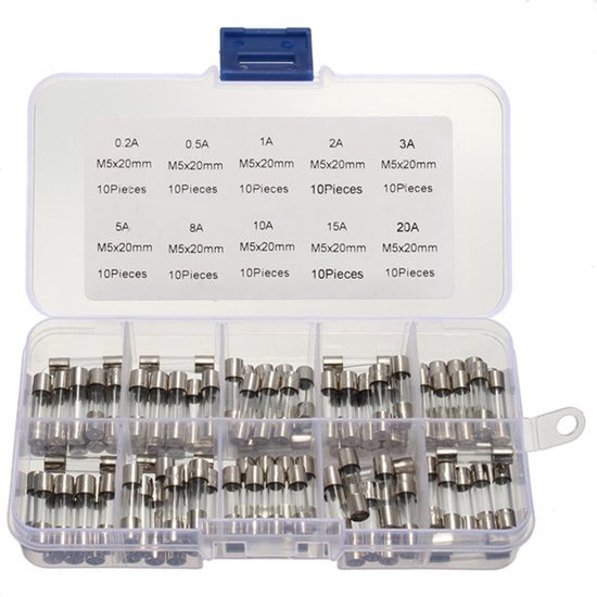 Een assortiment van 100 glazen zekeringen, gesorteerd op amperage van 0.2A tot 20A, in een plastic opbergdoos.