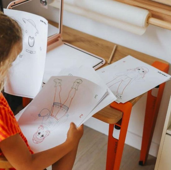 Kind met oranje gestreepte kleding bekijkt Kidywolf mode-illustraties.