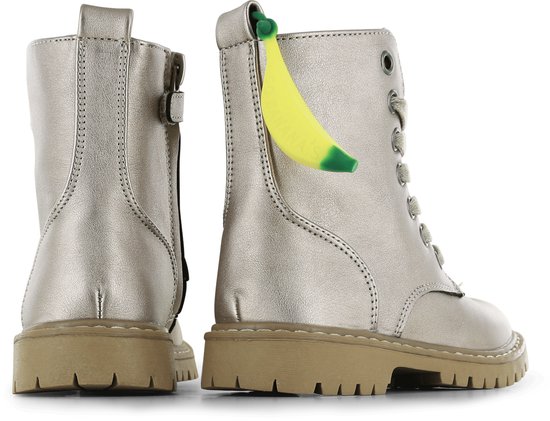 Achteraanzicht van champagne metallic bikerboots met een banaan-hanger en ritssluiting.
