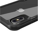 Close-up van de zwarte, verstevigde rand van een transparante iPhone hoes, met zicht op de dubbele camera.