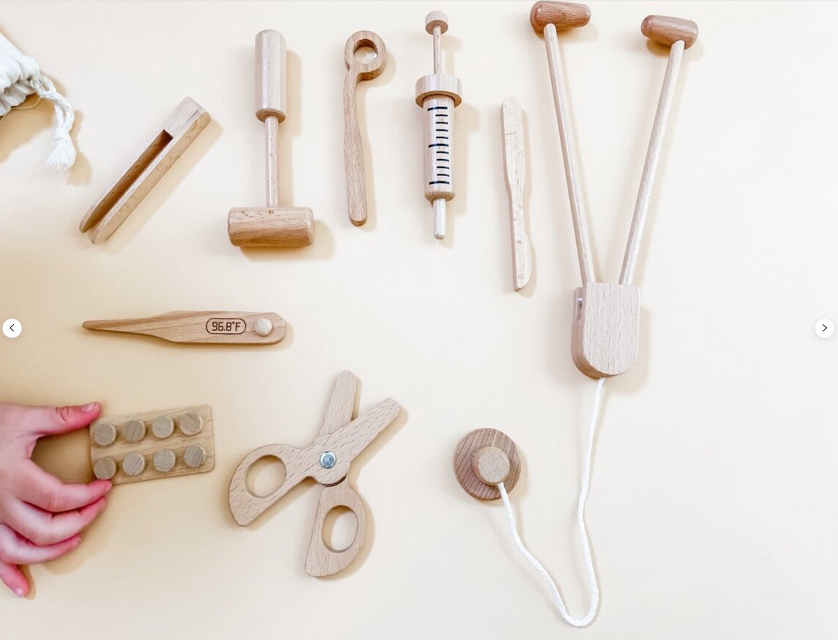 WoodyDoody Houten Dokterset Speelgoed - 9 delig HOOGWAARDIG Hard Hout Speelgoed Rollenspel met OPBERGZAK - Speelgoeddokterset - Gereedschap - Thermometer- Doktersset - Dokterskoffer - Speelgoed - Vanaf 1 jaar - Educatief Speelgoed - Ontwikkeling — afbeelding 2