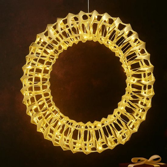 Couronne dorée avec 50 microlampes, lumière blanc chaud, sur fond sombre.