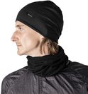 Een man met een zwarte merinowollen muts en nekwarmer van GripGrab, profiel van links. Hij draagt een zwarte jas.