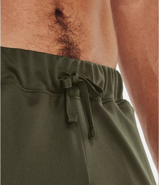 Close-up van het trekkoord van een groene trainingsbroek.