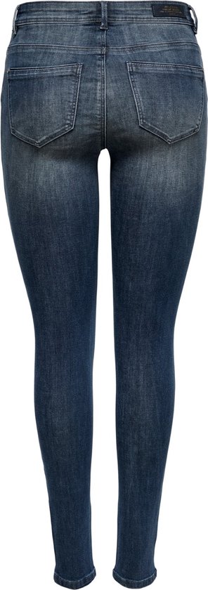 Achterkant van een donkerblauwe skinny jeans met een middelhoge taille, gedragen door een model.