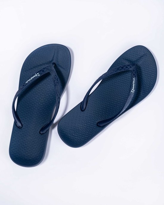 Navy Ipanema teenslippers met korrelige zool en Ipanema-logo op de bandjes.