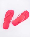 Fuchsia Ipanema teenslippers met patroon op de zool.