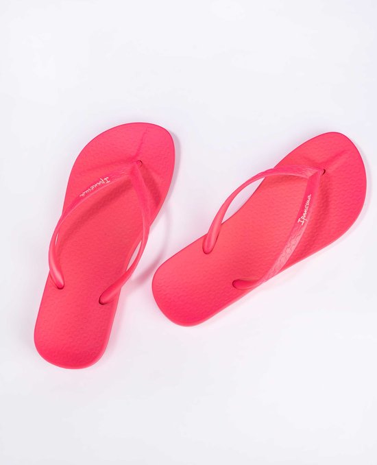 Fuchsia Ipanema teenslippers met patroon op de zool.