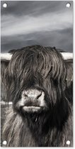 Tuinposter Schotse hooglander - Portret - Zwart - Wit - Dier - Wild - Natuur - 30x60 cm - Tuindoek - Buitenposter