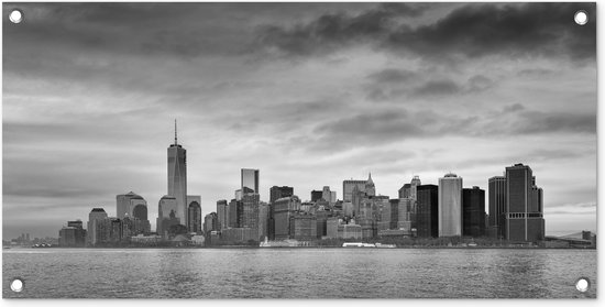 Tuinposter Manhattan New York in zwart-wit - 80x40 cm - Wanddecoratie Buiten - Tuinposter - Tuindoek - Schuttingposter - Tuinschilderij