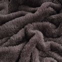 Grijze teddy fleece deken, close-up van de zachte textuur.