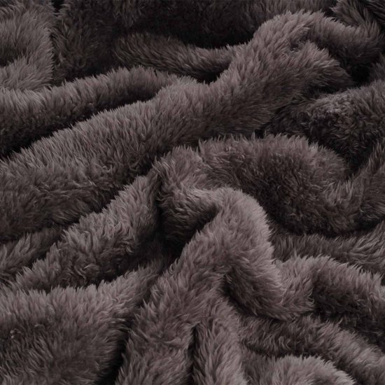 Grijze teddy fleece deken, close-up van de zachte textuur.