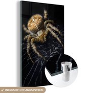 MuchoWow® Glasschilderij 80x120 cm - Schilderij acrylglas - Intimiderende spin - Foto op glas - Schilderijen