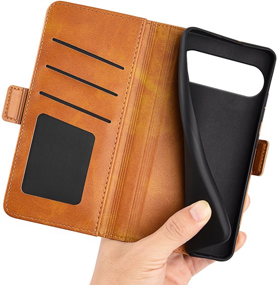 Bruine wallet case geopend, met een losse zwarte TPU binnenhoes.