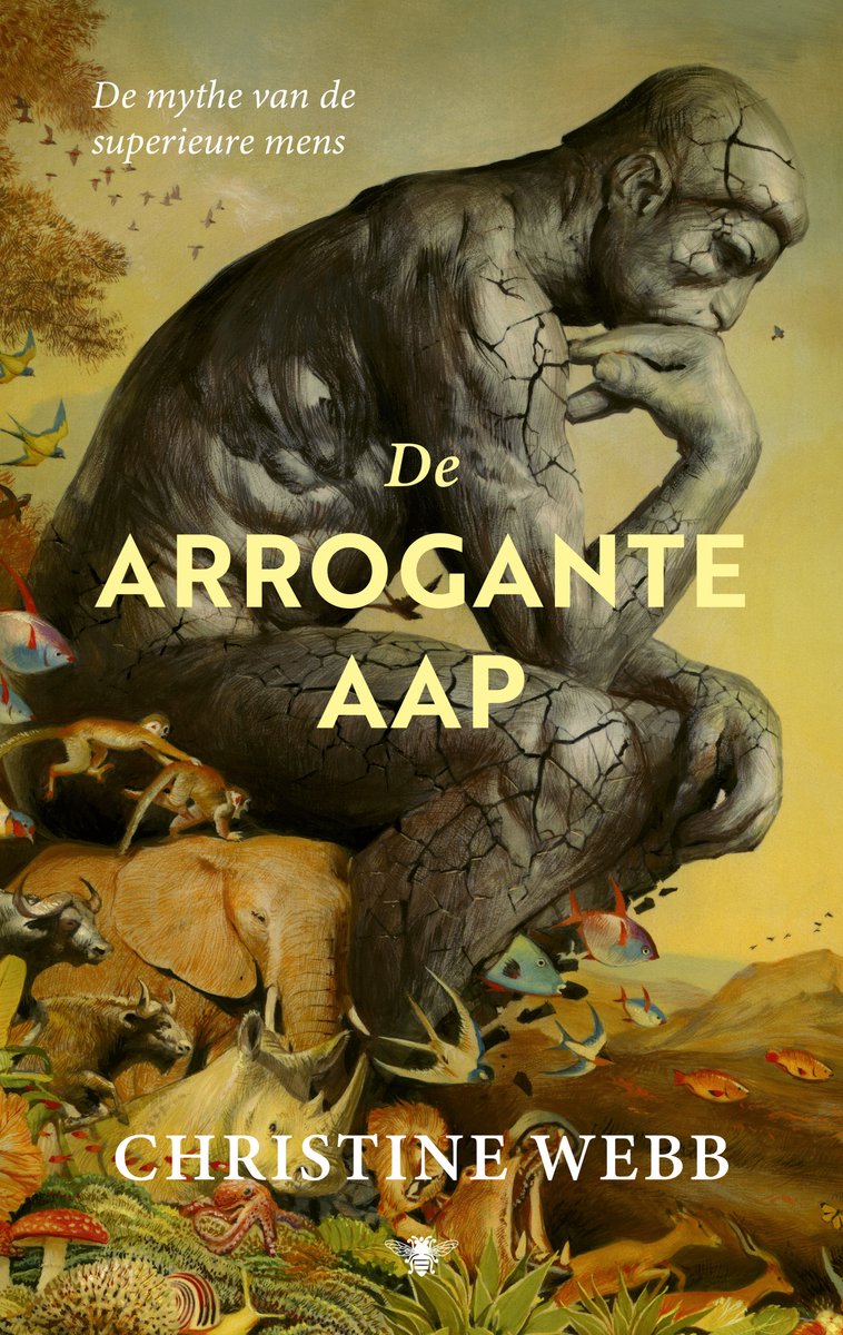 Boekcover 'De arrogante aap' met een grijs standbeeld van een denkende man, zittend op diverse dieren.