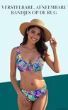Mannequin avec un chapeau de paille porte un haut et un bas de bikini tropical coloré.
