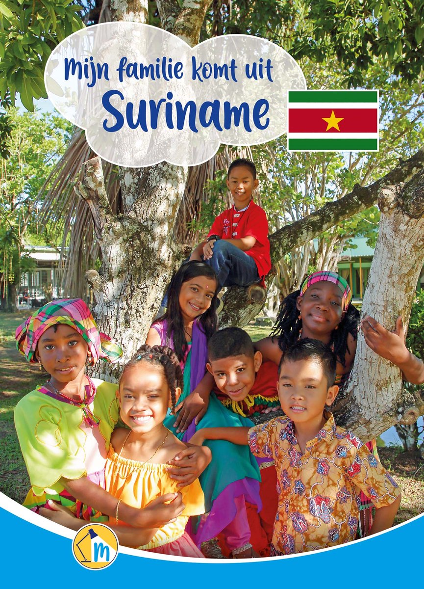 Een groep kinderen in kleurrijke kleding in een boom met de Surinaamse vlag.