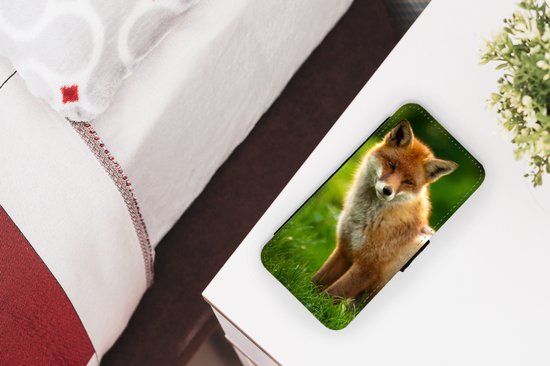 Telefoonhoesje Geschikt voor iPhone 11 Pro Max telefoonhoesje - Vos - Licht - Gras - Met vakjes - Wallet case met magneetsluiting
