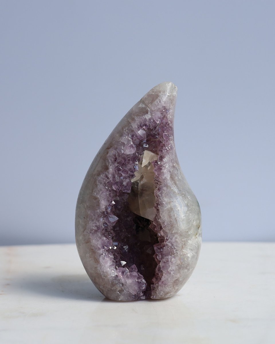 Unique Gemstones - Amethist sculptuur - Sacred Fire - Edelstenen en Mineralen - Kristallen - Spiritualiteit - Woondecoratie