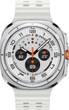 Samsung Galaxy Watch Ultra met wit display, oranje accenten en witte band.